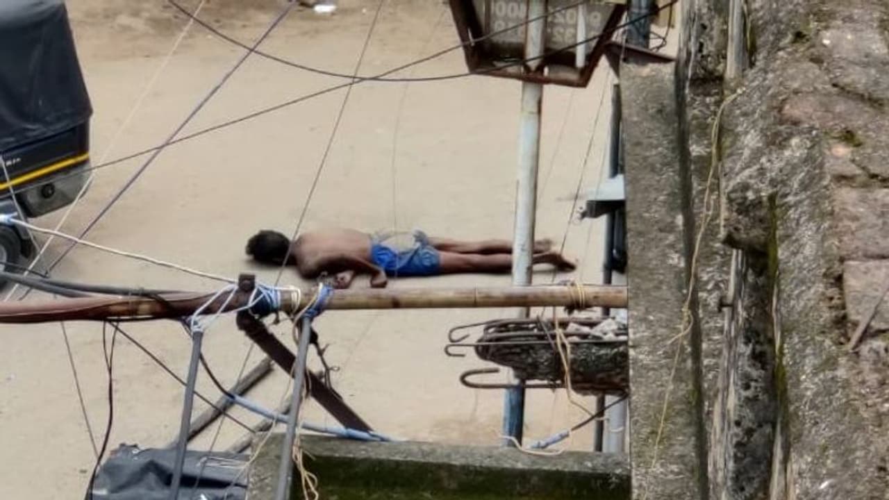 মহামারীর এই মরশুমে মৃত্যুর পরেও 'শান্তি নেই', মৃত পথচারীর দেহ সরানোর নির্মম ছবি পুরুলিয়ায়