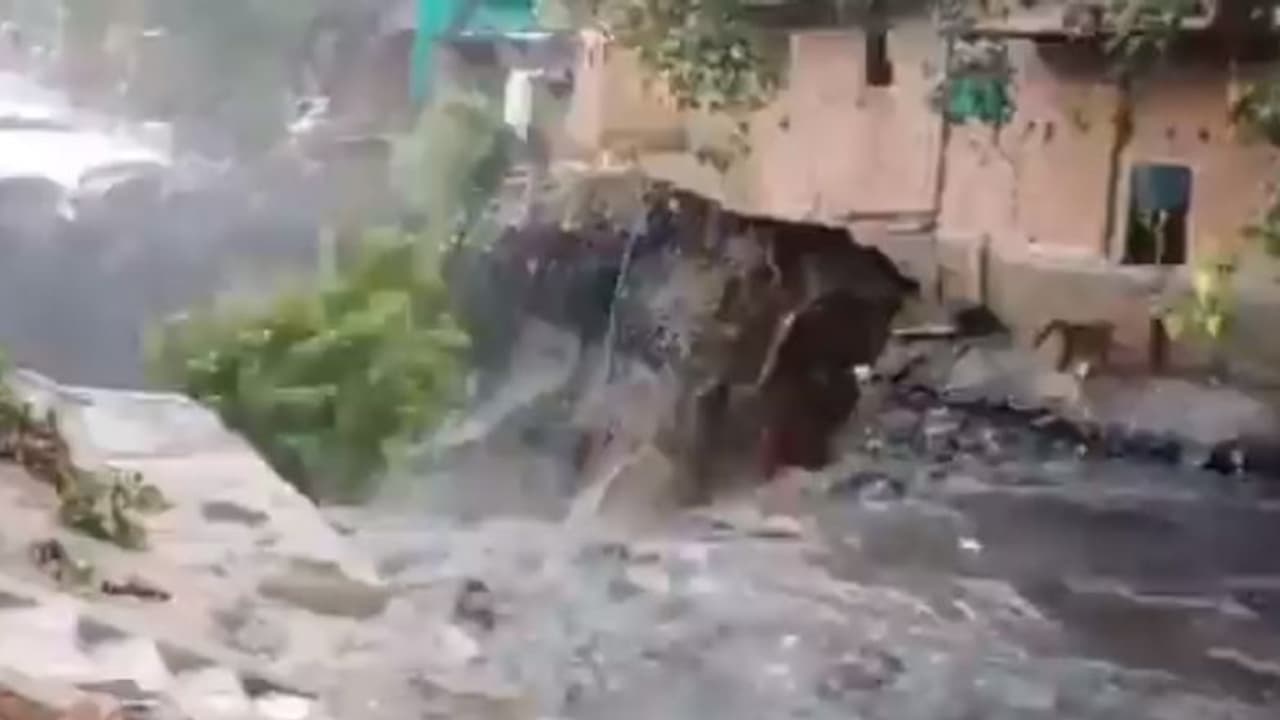 ఢిల్లీలో భారీ వర్షం: భవనం నేలమట్టం, ఇద్దరి మృతి ఢిల్లీలో భారీ వర్షం: భవనం నేలమట్టం, ఇద్దరి మృతి