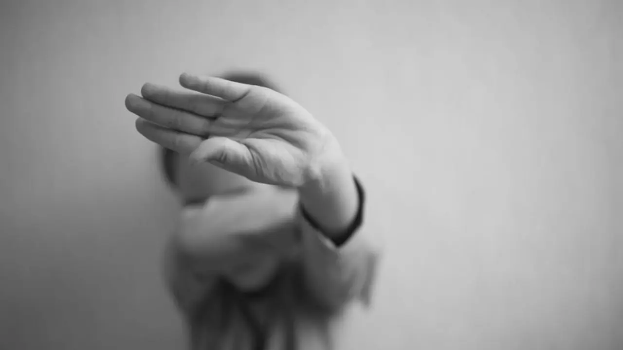 प्रयागराज में असिस्टेंट प्रोफेसर पिता का शर्मनाक कांडः बेटी के मोबाइल पर भेजता था अश्लील वीडियो पिलाता था दारू प्रयागराज में असिस्टेंट प्रोफेसर पिता का शर्मनाक कांडः बेटी के मोबाइल पर भेजता था अश्लील वीडियो पिलाता था दारू