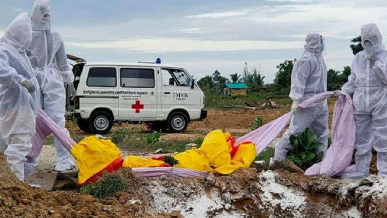 கொரோனாவால் உயிரிழந்த பாஜக பிரமுகரின் உறவினர்.. நல்லடக்கம் செய்த தமிழ்நாடு முஸ்லீம் முன்னேற்ற கழகம்