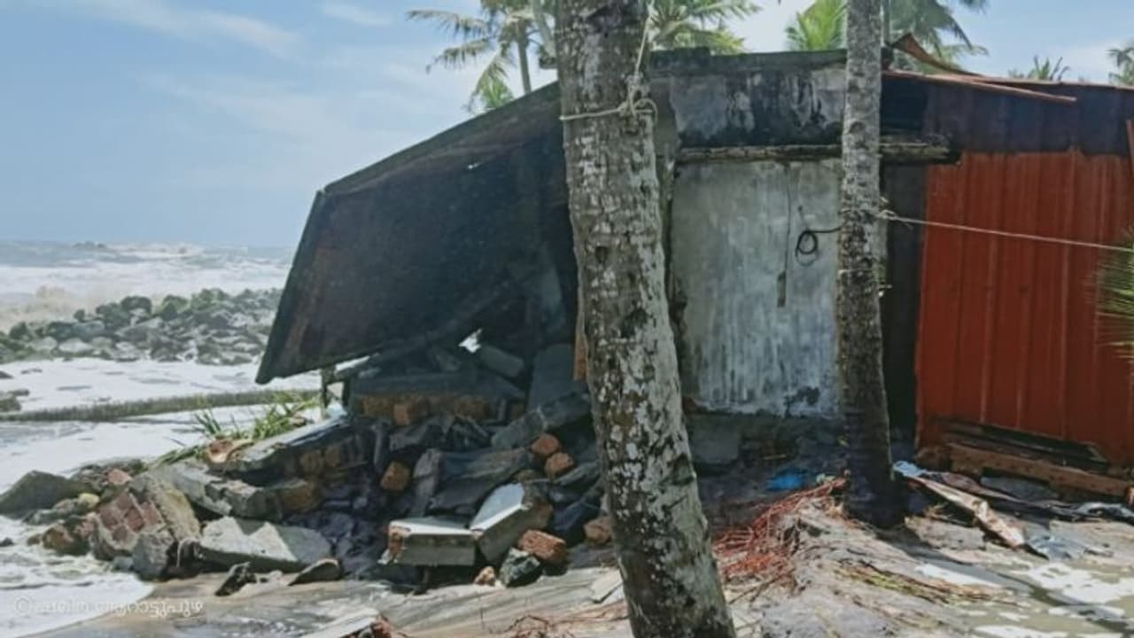 ആലപ്പുഴയുടെ തീരത്ത് കടൽക്ഷോഭം രൂക്ഷം; വീടുകള് തകര്ന്നു, ഗതാഗതം മുടങ്ങി ആലപ്പുഴയുടെ തീരത്ത് കടൽക്ഷോഭം രൂക്ഷം; വീടുകള് തകര്ന്നു, ഗതാഗതം മുടങ്ങി