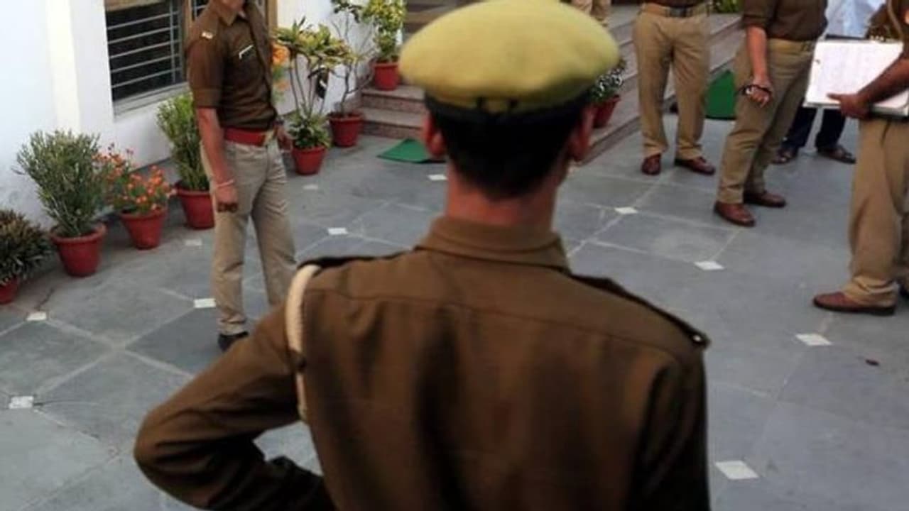 जब रक्षक ही भक्षक बन जाए तो देश का क्या होगा, देखिए पुलिस का ऐसा ही एक शर्मनाक चेहरा