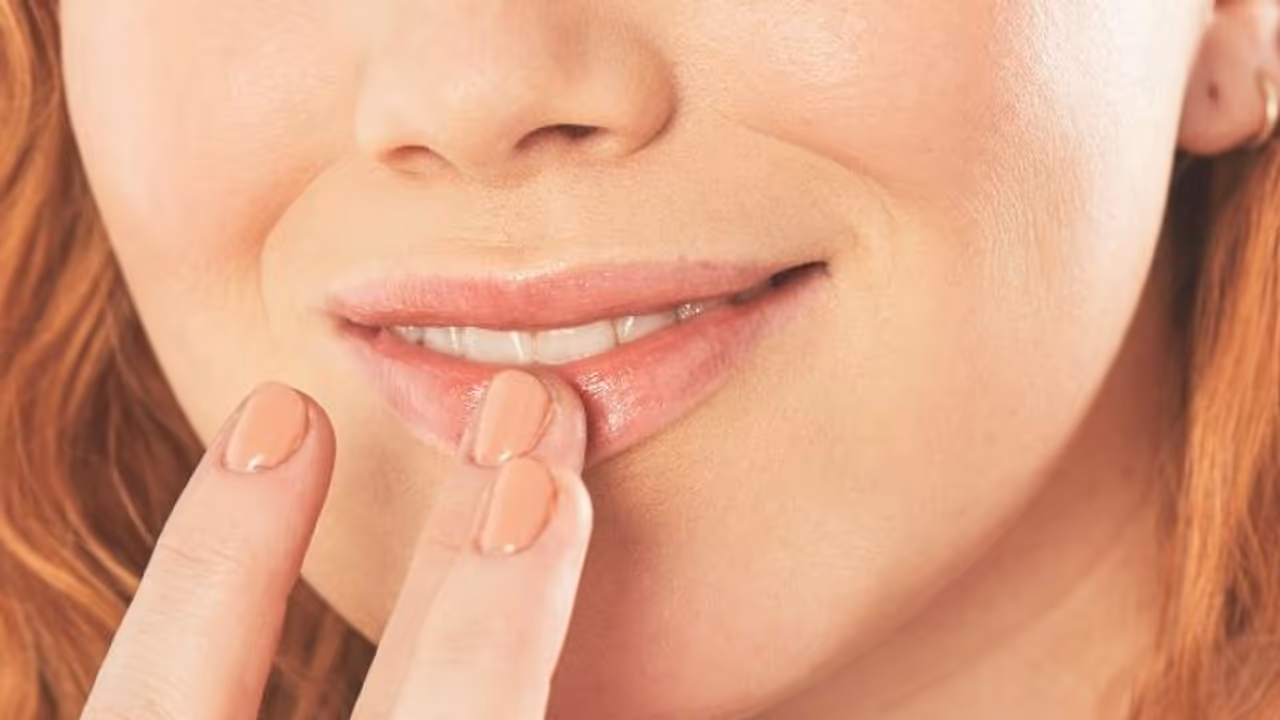ചുണ്ട് ഉണങ്ങുമ്പോള്‍ നാക്ക് കൊണ്ട് നനയ്ക്കരുത്; അറിയാം ആറ് 'ലിപ് കെയര്‍ ടിപ്‌സ്'...