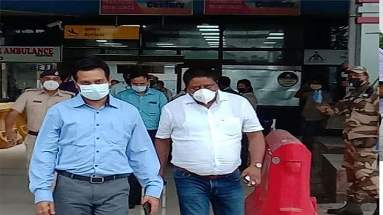 আক্রান্তের সংখ্যায় লাগাম নেই, করোনা পরিস্থিতি দেখতে ফের রাজ্যে কেন্দ্রীয় দল আক্রান্তের সংখ্যায় লাগাম নেই, করোনা পরিস্থিতি দেখতে ফের রাজ্যে কেন্দ্রীয় দল