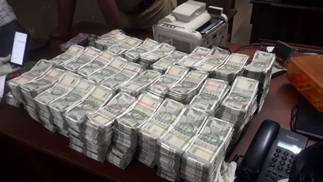 നിലമ്പൂരിൽ ചരക്ക് ലോറിയിൽ നിന്ന് ഒന്നരക്കോടി രൂപ പിടികൂടി; കടത്ത് അരി ലോഡിന്റെ മറവിൽ നിലമ്പൂരിൽ ചരക്ക് ലോറിയിൽ നിന്ന് ഒന്നരക്കോടി രൂപ പിടികൂടി; കടത്ത് അരി ലോഡിന്റെ മറവിൽ