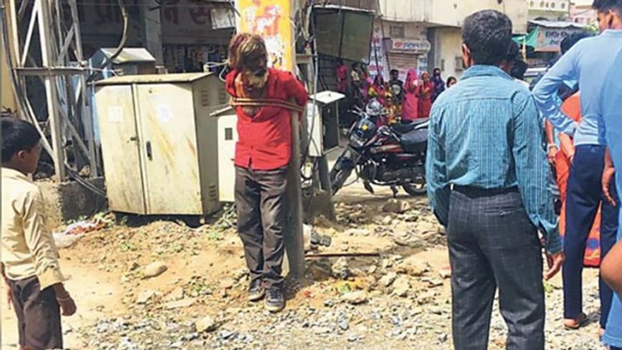 सब्जी की दुकान से पैसों की थैली उठाकर भागा पति, दौड़कर पत्नी ने दबोच लिया, तो हो गया खूनखराबा सब्जी की दुकान से पैसों की थैली उठाकर भागा पति, दौड़कर पत्नी ने दबोच लिया, तो हो गया खूनखराबा