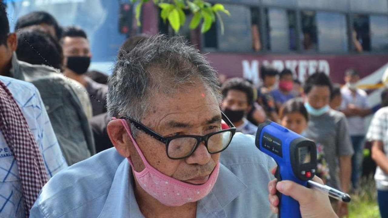 சீனாக்காரன் ஒரு பக்கம் சீனாக்காரன் கொடுத்த வைரஸ் இன்னொரு பக்கம்..!! தலையில் அடித்துக் கதறும் ஹாங்காங்..!!