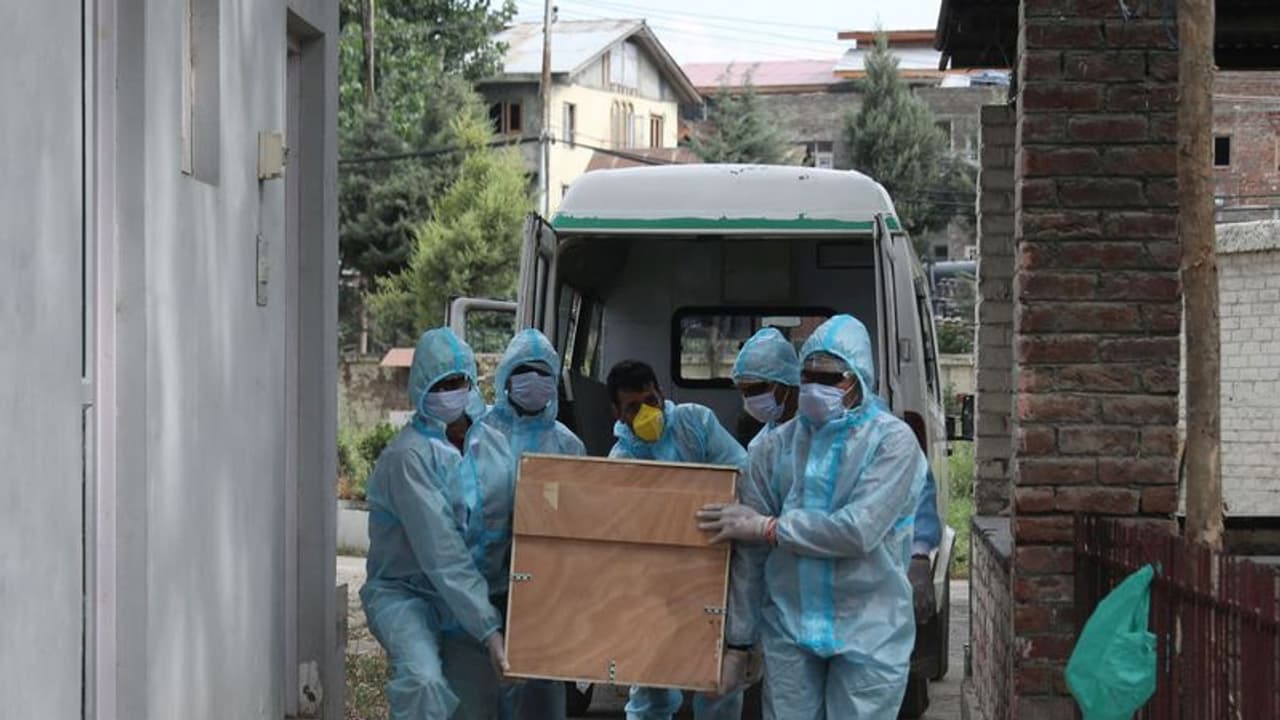 இந்தியாவை அசுர வேகத்தில் தாக்கும் கொரோனா.. ஒரே நாளில் 40,425 பேர் பாதிப்பு.. உயிரிழப்பும் உச்சம்..! இந்தியாவை அசுர வேகத்தில் தாக்கும் கொரோனா.. ஒரே நாளில் 40,425 பேர் பாதிப்பு.. உயிரிழப்பும் உச்சம்..!