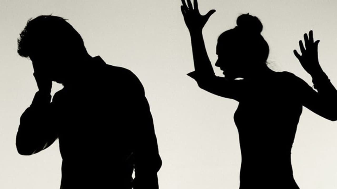 ಬೆಂಗಳೂರು: ಕಮಿಷನರ್ ಕಚೇರಿ ಬಳಿ ಲವರ್ಸ್ ಬಡಿದಾಟ..! ಬೆಂಗಳೂರು: ಕಮಿಷನರ್ ಕಚೇರಿ ಬಳಿ ಲವರ್ಸ್ ಬಡಿದಾಟ..!