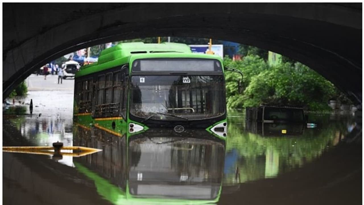 దుందుభి వాగులో చిక్కుకొన్న ఆర్టీసీ బస్సు: ప్రయాణీకులు సురక్షితం దుందుభి వాగులో చిక్కుకొన్న ఆర్టీసీ బస్సు: ప్రయాణీకులు సురక్షితం