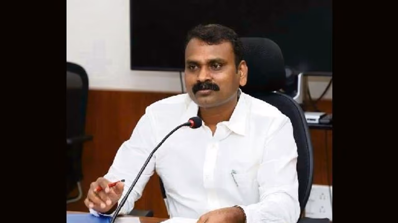 சசிகலா சிறையில் இருந்து வந்தவுடன் அவரின் நடவடிக்கைகள் தெரியும்..!! அதிமுக கூட்டணி குறித்து எல்.முருகன் அதிரடி. சசிகலா சிறையில் இருந்து வந்தவுடன் அவரின் நடவடிக்கைகள் தெரியும்..!! அதிமுக கூட்டணி குறித்து எல்.முருகன் அதிரடி.