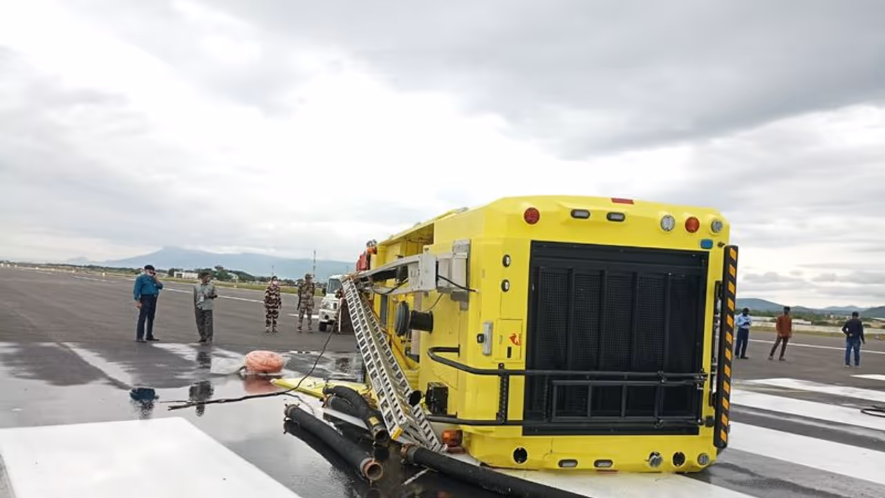 రేణిగుంట ఎయిర్పోర్టులో తప్పిన ప్రమాదం: రన్వేపై ఫైరింజన్ బోల్తా, వెనక్కి వెళ్లిన ఫైట్స్ రేణిగుంట ఎయిర్పోర్టులో తప్పిన ప్రమాదం: రన్వేపై ఫైరింజన్ బోల్తా, వెనక్కి వెళ్లిన ఫైట్స్