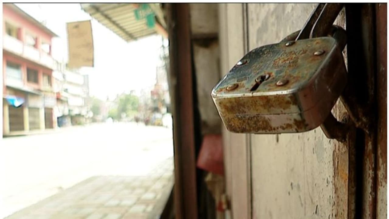 ഗെയിറ്റ് പൂട്ടി പ്രവര്ത്തനം; കാലടിയില് ആരോഗ്യവകുപ്പ് അരിമില്ല് പൂട്ടിച്ചു, ജീവനക്കാരെ ക്വാറന്റീനിലാക്കി ഗെയിറ്റ് പൂട്ടി പ്രവര്ത്തനം; കാലടിയില് ആരോഗ്യവകുപ്പ് അരിമില്ല് പൂട്ടിച്ചു, ജീവനക്കാരെ ക്വാറന്റീനിലാക്കി