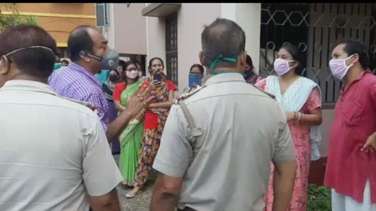 করোনা সংক্রমণের আশঙ্কায় স্থানীয়দের বাধার মুখে বিডিও, পুলিশের সাহায্যে ঢুকলেন বাড়িতে করোনা সংক্রমণের আশঙ্কায় স্থানীয়দের বাধার মুখে বিডিও, পুলিশের সাহায্যে ঢুকলেন বাড়িতে
