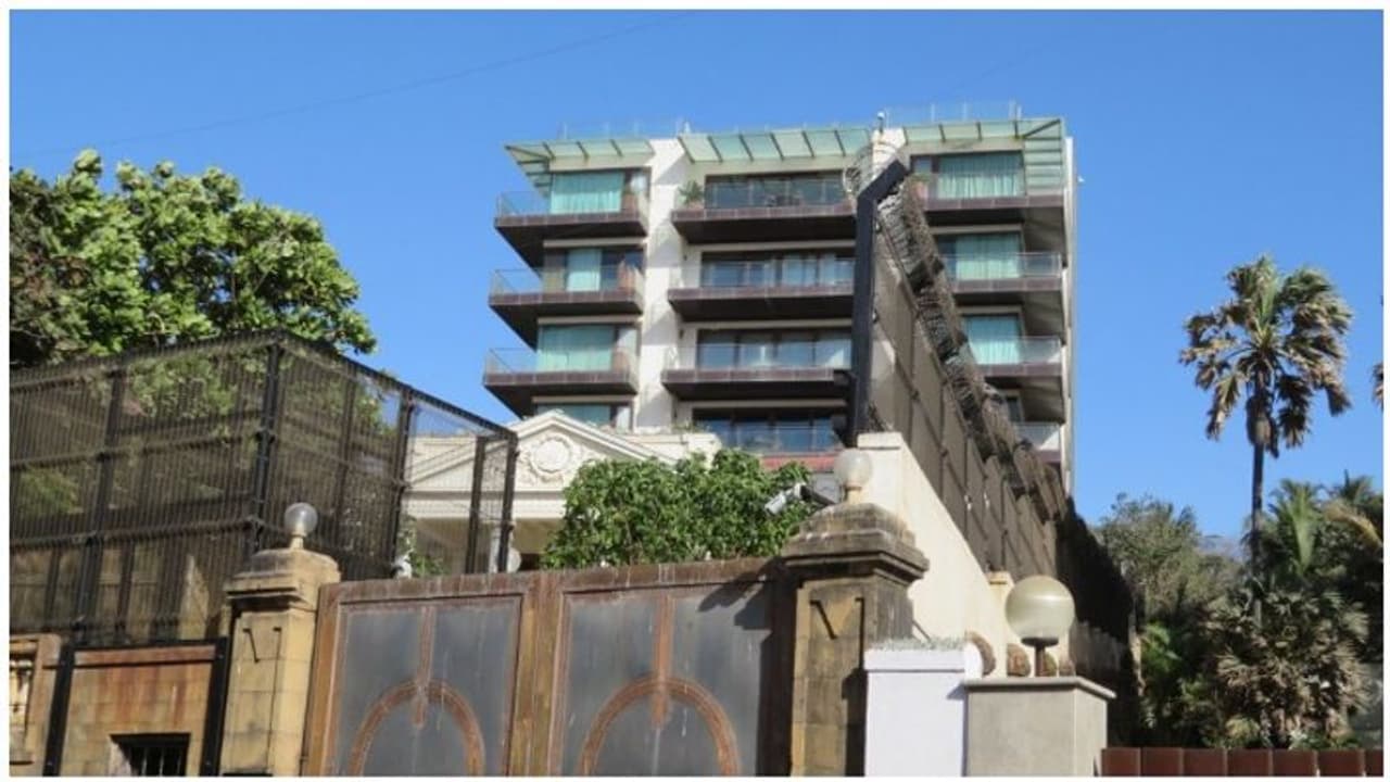 கொரோனா பயத்தால் தனது வீட்டை ப்ளாஷ்டிக் கவர் கொண்டு மூடிய பிரபல நடிகர்..! கொரோனா பயத்தால் தனது வீட்டை ப்ளாஷ்டிக் கவர் கொண்டு மூடிய பிரபல நடிகர்..!