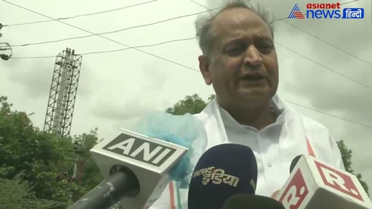 राजस्थान सीएम अशोक गहलोत का बड़ा बयान, कहा मेरे ऊपर मुकदमा दर्ज, जानिए किस केस की कर रहे हैं बात राजस्थान सीएम अशोक गहलोत का बड़ा बयान, कहा मेरे ऊपर मुकदमा दर्ज, जानिए किस केस की कर रहे हैं बात