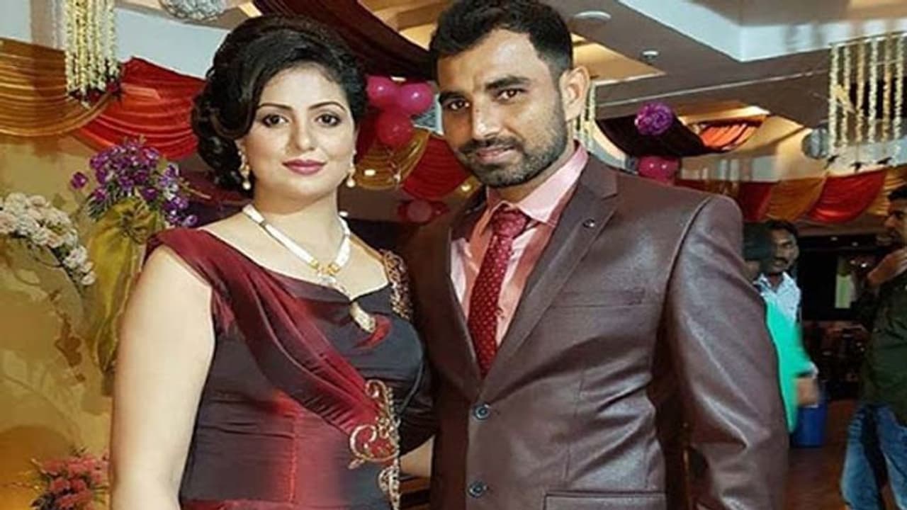 തലാഖ്; ഹസിൻ ജഹാന്റെ ഹർജിയിൽ സുപ്രീംകോടതിയുടെ ഇടപെടൽ, നോട്ടീസ് അയച്ചു; ഷമിയെ കക്ഷിചേർത്തില്ല തലാഖ്; ഹസിൻ ജഹാന്റെ ഹർജിയിൽ സുപ്രീംകോടതിയുടെ ഇടപെടൽ, നോട്ടീസ് അയച്ചു; ഷമിയെ കക്ഷിചേർത്തില്ല