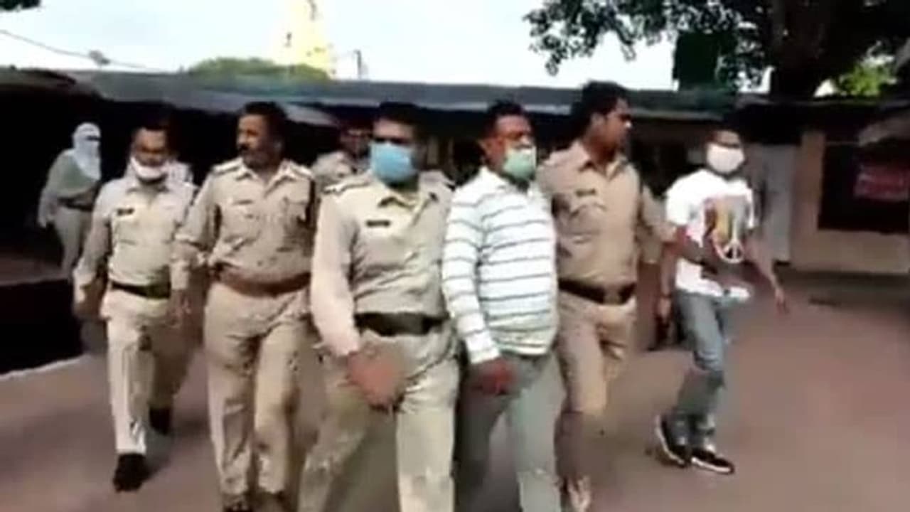 ఆయనో మంచి భర్త, తండ్రి.. పోలీసులు వాడుకుని, నాశనం చేశారు: వికాస్ దుబే భార్య ఆయనో మంచి భర్త, తండ్రి.. పోలీసులు వాడుకుని, నాశనం చేశారు: వికాస్ దుబే భార్య