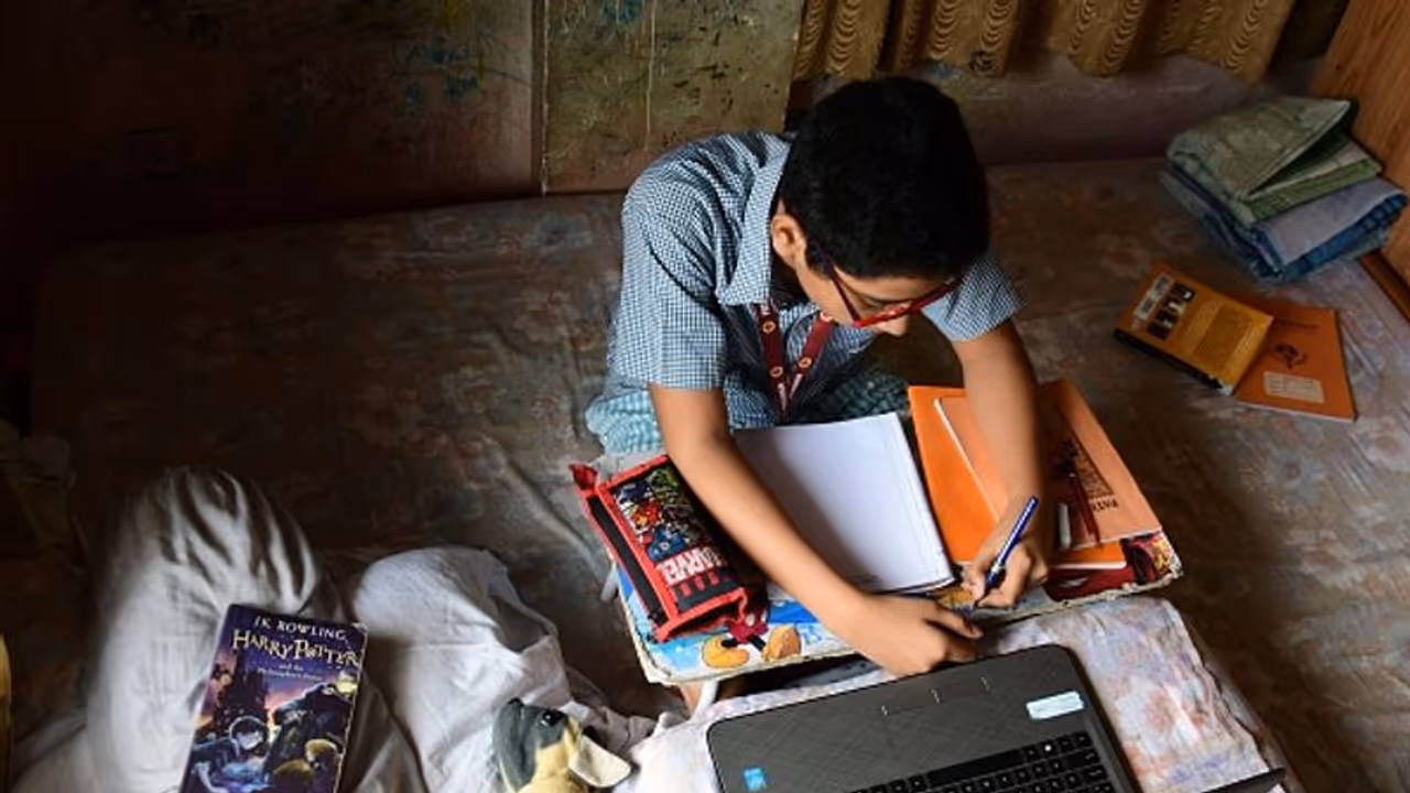 தமிழகத்தில் ஆன்லைன் வகுப்புகளுக்கு தடையா? சென்னை உயர்நீதிமன்றம் பரபரப்பு தீர்ப்பு..!