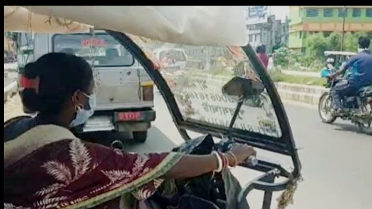 লকডাউনের জেরে কর্মহীন স্বামী, সংসারের হাল ধরতে টোটো নিয়ে রাস্তায় নামলেন স্ত্রী