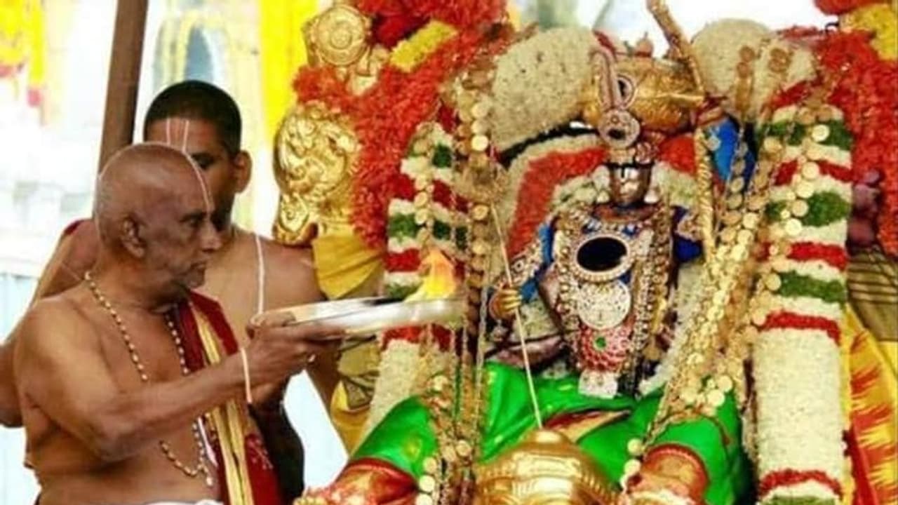 ತಿರುಪತಿ ದೇವಸ್ಥಾನದ ಮಾಜಿ ಅರ್ಚಕ ಕೊರೋನಾ ವೈರಸ್ಗೆ ಬಲಿ! ತಿರುಪತಿ ದೇವಸ್ಥಾನದ ಮಾಜಿ ಅರ್ಚಕ ಕೊರೋನಾ ವೈರಸ್ಗೆ ಬಲಿ!