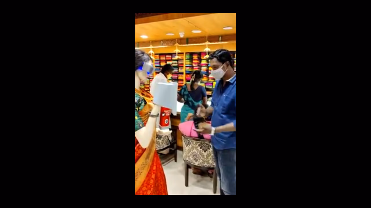 மதுரையை கலக்கும் சேலை கட்டிய ரோபோ..! மதுரையை கலக்கும் சேலை கட்டிய ரோபோ..!