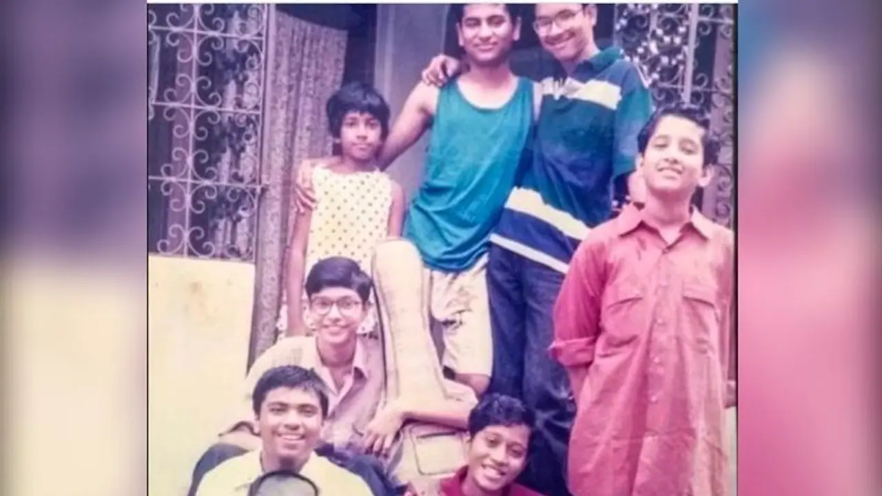 পুরনো ছবিতে খোঁজার চ্যালেঞ্জ ছুঁড়লেন পরমব্রত, চিনতে এক চুলও ভুল হয়নি 'পরম' ভক্তদের পুরনো ছবিতে খোঁজার চ্যালেঞ্জ ছুঁড়লেন পরমব্রত, চিনতে এক চুলও ভুল হয়নি 'পরম' ভক্তদের