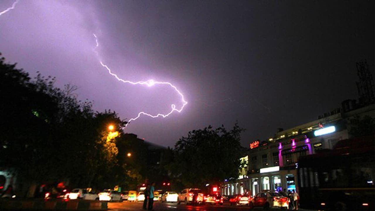 দক্ষিণবঙ্গে তুমুল বৃষ্টি, ফের ব্রজাঘাতে প্রাণ গেল যুবকের