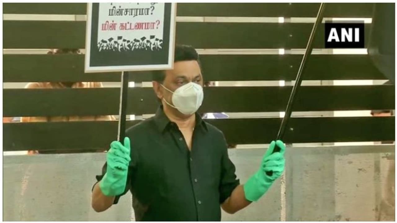 கரண்டை கையில் பிடித்த மு.க.ஸ்டாலின்... அதிர்ச்சியில் அதிமுக..! கரண்டை கையில் பிடித்த மு.க.ஸ்டாலின்... அதிர்ச்சியில் அதிமுக..!