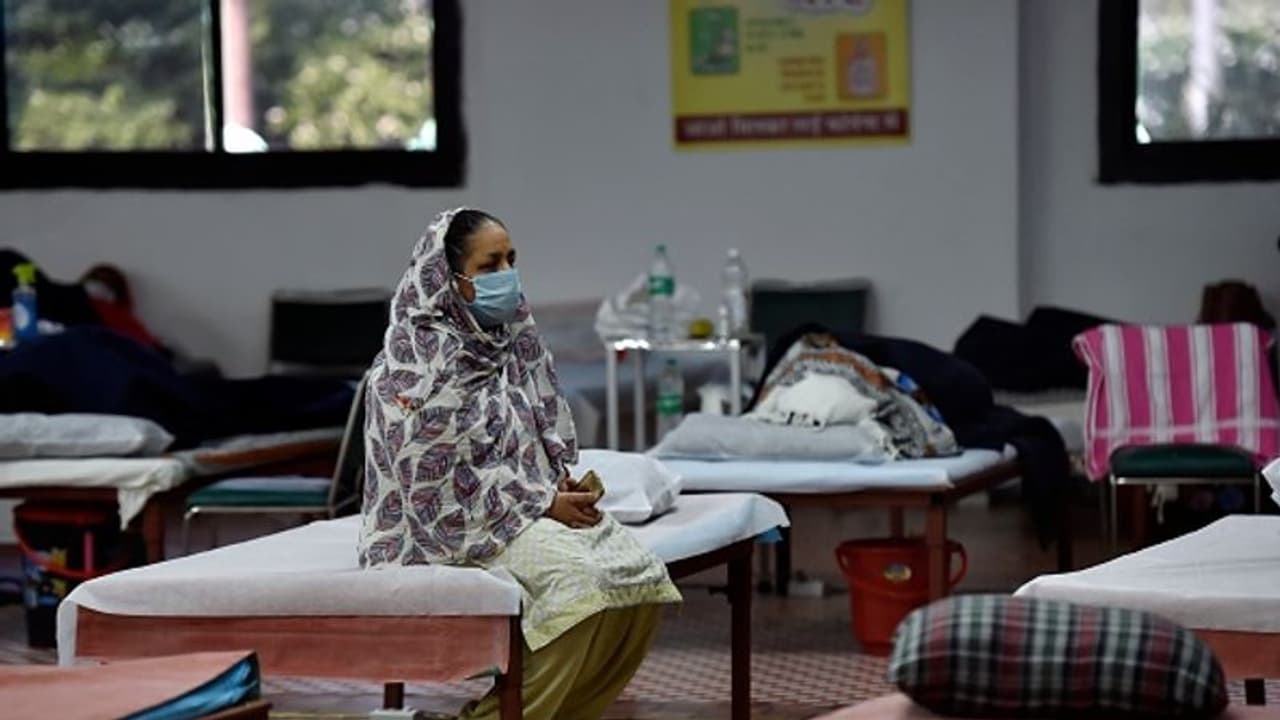 తల్లికి కరోనా: తల్లడిల్లిన కొడుకు కిటికి వద్దే ఇలా...