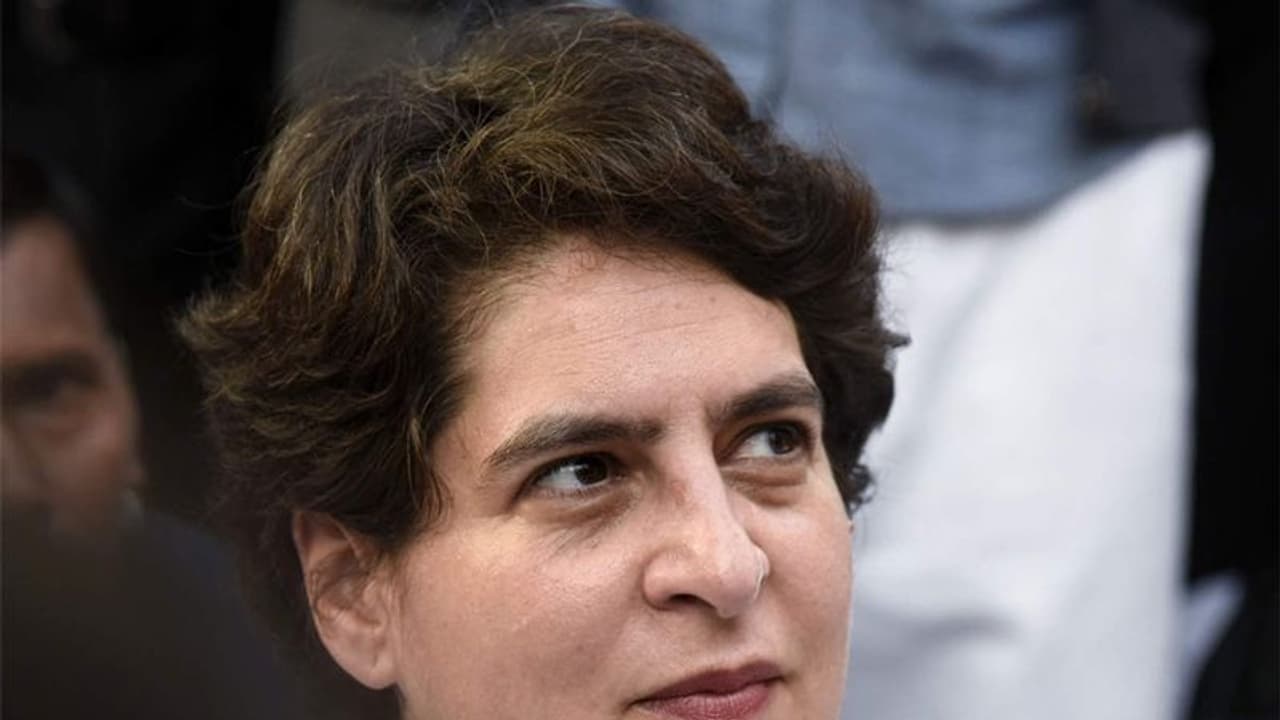 মৃত কৃষকের পরিবারের সঙ্গে দেখা করতে যাওয়ার পথে দুর্ঘটনায় প্রিয়ঙ্কা র গাড়ি, একের পর এক গাড়ির ধাক্কা মৃত কৃষকের পরিবারের সঙ্গে দেখা করতে যাওয়ার পথে দুর্ঘটনায় প্রিয়ঙ্কা র গাড়ি, একের পর এক গাড়ির ধাক্কা