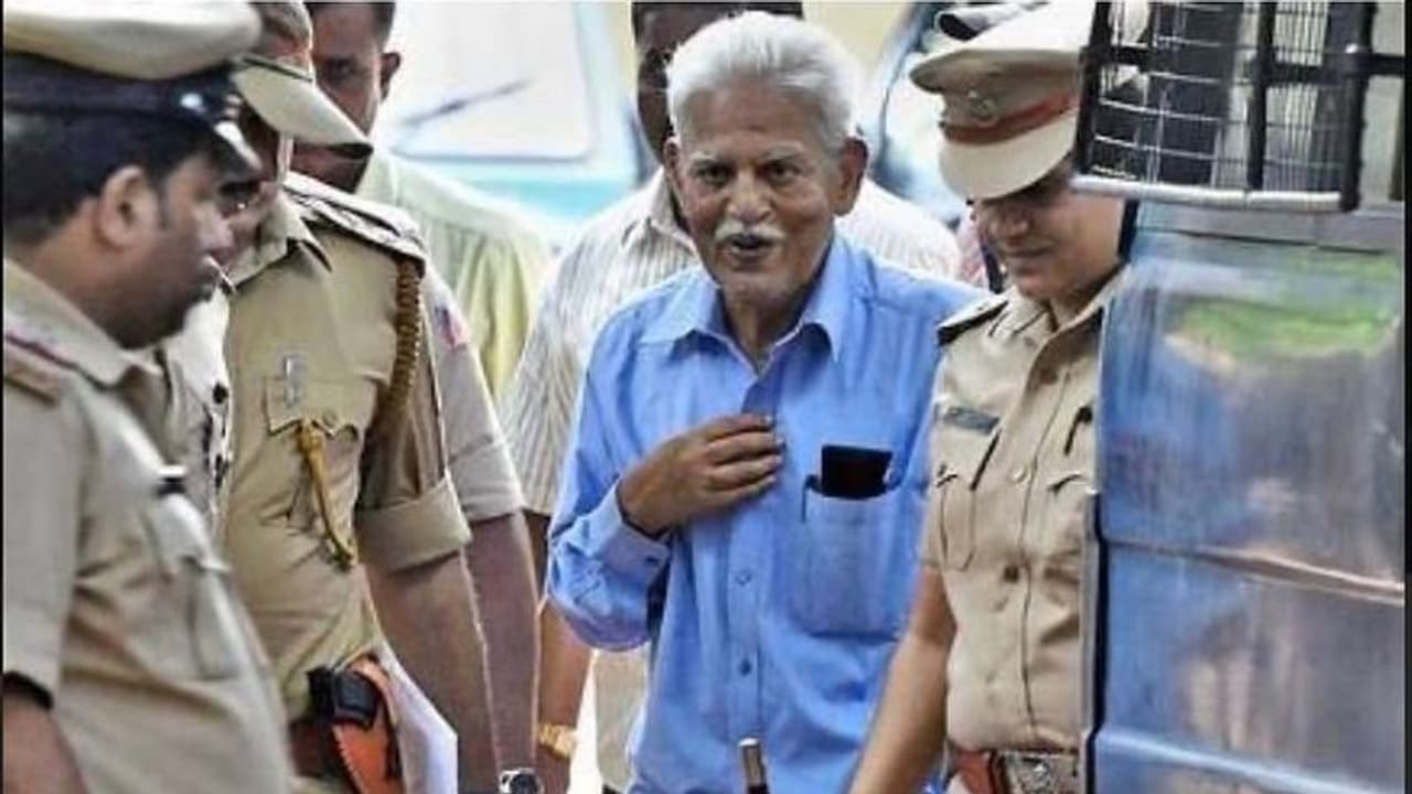 ఏడాది తర్వాత విప్లవ కవి వరవరరావుకు బెయిల్: అయినా కూడా... ఏడాది తర్వాత విప్లవ కవి వరవరరావుకు బెయిల్: అయినా కూడా...