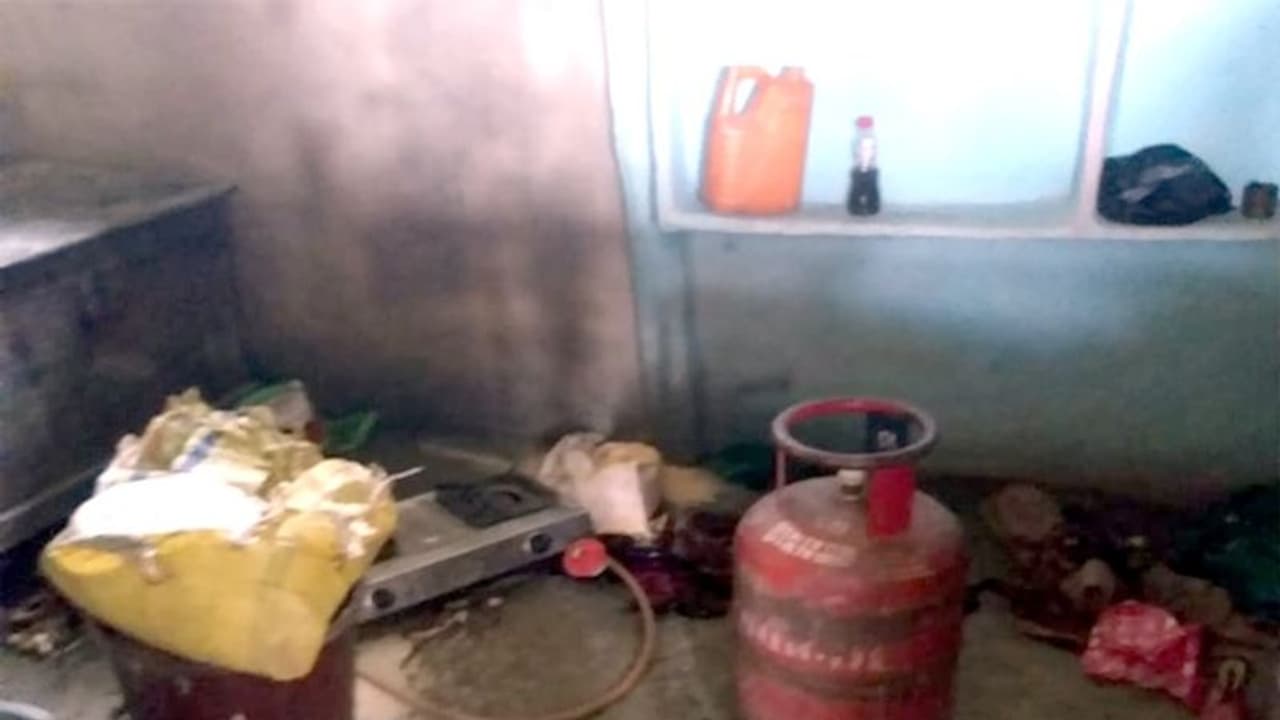 ಕೊಪ್ಪಳ: ಅಡುಗೆ ಅನಿಲ ಸೋರಿಕೆ, ತಪ್ಪಿದ ಭಾರಿ ಅನಾಹುತ ಕೊಪ್ಪಳ: ಅಡುಗೆ ಅನಿಲ ಸೋರಿಕೆ, ತಪ್ಪಿದ ಭಾರಿ ಅನಾಹುತ