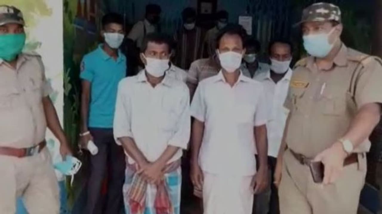 উল্টো যাওয়া নৌকায় ভেসে থাকলেন নদীতে, অক্ষত অবস্থায় উদ্ধার সাত যাত্রী উল্টো যাওয়া নৌকায় ভেসে থাকলেন নদীতে, অক্ষত অবস্থায় উদ্ধার সাত যাত্রী