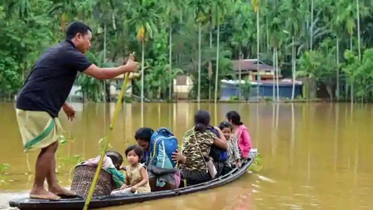 असम के बाद अब इस राज्य में बाढ़ का कहर, 5 लोगों की मौत; 1 लाख प्रभावित असम के बाद अब इस राज्य में बाढ़ का कहर, 5 लोगों की मौत; 1 लाख प्रभावित
