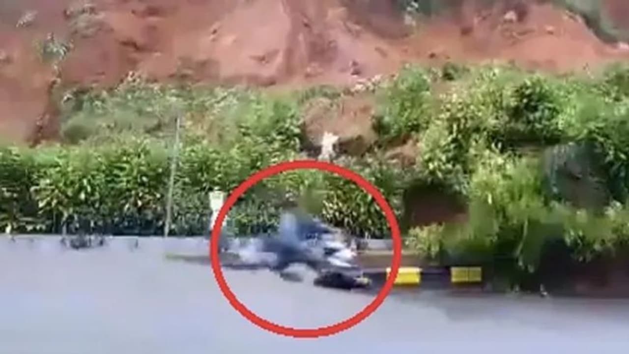 മലയിടിഞ്ഞ് റോഡിലേക്ക്, ബൈക്ക് യാത്രികന് രക്ഷപ്പെട്ടത് തലനാരിഴയ്ക്ക്; വീഡിയോ മലയിടിഞ്ഞ് റോഡിലേക്ക്, ബൈക്ക് യാത്രികന് രക്ഷപ്പെട്ടത് തലനാരിഴയ്ക്ക്; വീഡിയോ