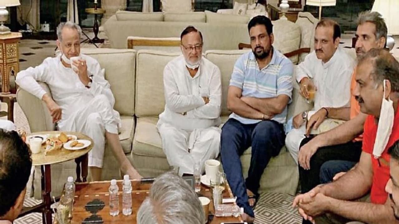 न तो कांग्रेस और न ही भाजपा चाहती है चुनाव...गहलोत ने विधायकों से कहा, चट्टान की तरह खड़े रहें न तो कांग्रेस और न ही भाजपा चाहती है चुनाव...गहलोत ने विधायकों से कहा, चट्टान की तरह खड़े रहें