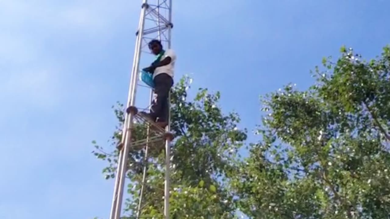 ತವರಿಗೆ ಹೋದ ಹೆಂಡ್ತಿನಾ ಕರೆಸಲು ಆಗ್ರಹ: ಟವರ್ ಏರಿ ಕುಡುಕನ ನಾಟಕ