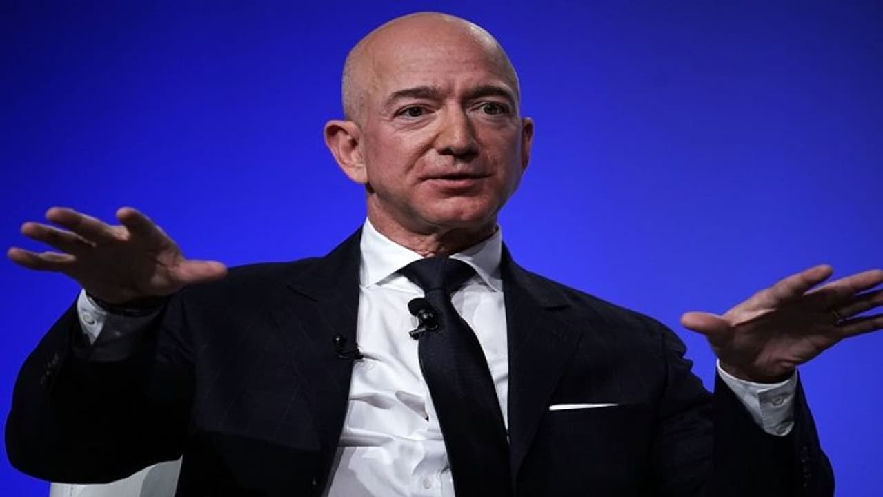 अमेजन के सीईओ ने एक ही दिन में कमाए 97 हजार करोड़ रुपए, दुनिया के हैं सबसे अमीर इंसान अमेजन के सीईओ ने एक ही दिन में कमाए 97 हजार करोड़ रुपए, दुनिया के हैं सबसे अमीर इंसान