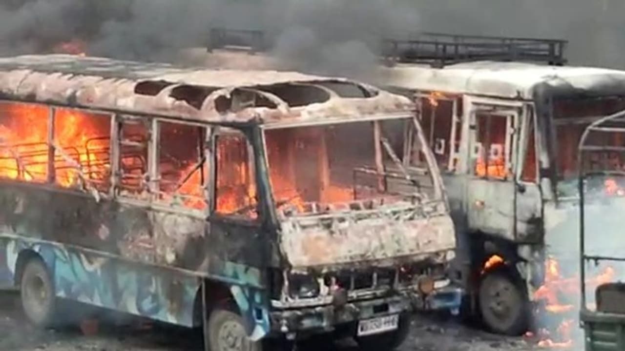 চোপড়া ছাত্রী মৃত্যুকাণ্ডে নয়া মোড়, পুলিশের জালে মৃত কিশোরীর বাবা ও দুই দাদা চোপড়া ছাত্রী মৃত্যুকাণ্ডে নয়া মোড়, পুলিশের জালে মৃত কিশোরীর বাবা ও দুই দাদা