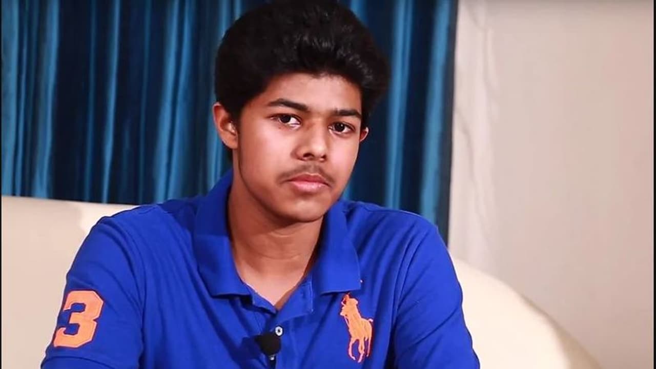 இரவு நேரத்தில் செம்ம ஹேப்பி மூடில் கார் ரைடு... வைரலாகும் தளபதி விஜய் மகனின் வீடியோ..! இரவு நேரத்தில் செம்ம ஹேப்பி மூடில் கார் ரைடு... வைரலாகும் தளபதி விஜய் மகனின் வீடியோ..!