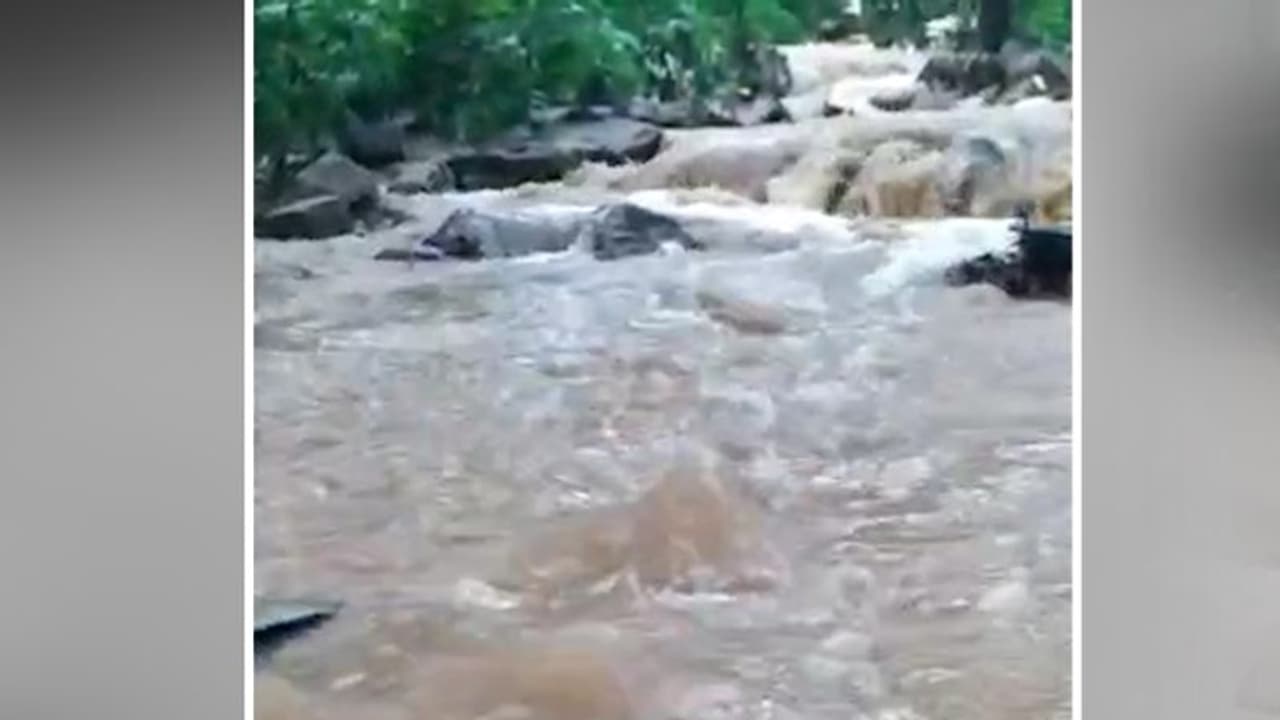 అనంతపురం జిల్లాలో వరదలో కొట్టుకుపోయిన యువకుడు అనంతపురం జిల్లాలో వరదలో కొట్టుకుపోయిన యువకుడు