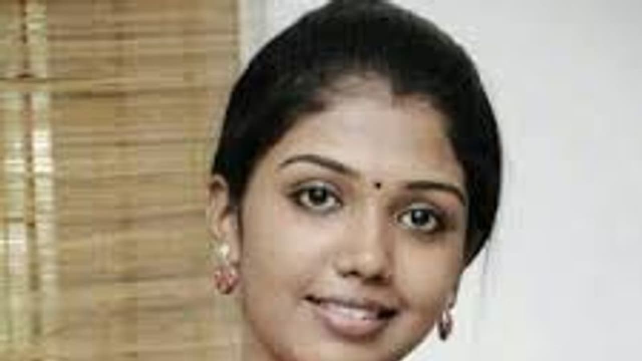 என்னை தலித்தாக்கிய பிழையும், பாவமும் ஆண்களையே சாரும்..! வேதனையில் நடிகை ரித்விகா.!! என்னை தலித்தாக்கிய பிழையும், பாவமும் ஆண்களையே சாரும்..! வேதனையில் நடிகை ரித்விகா.!!