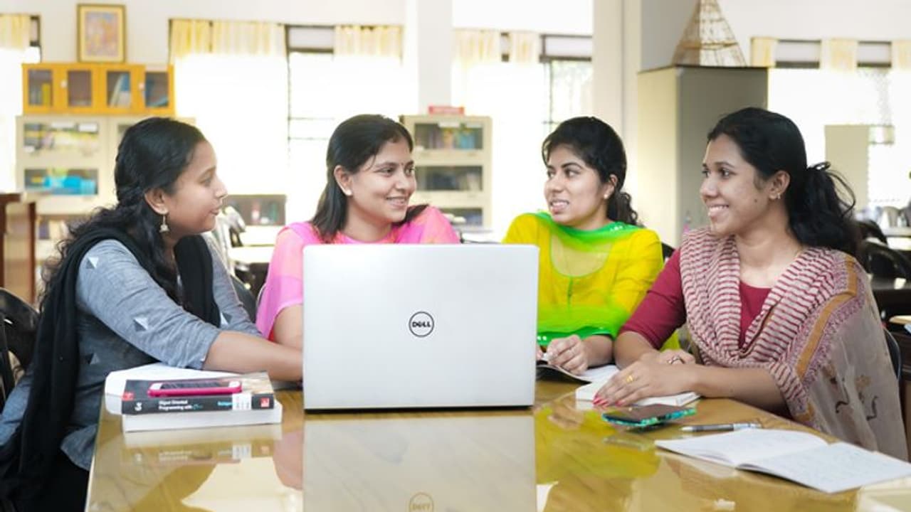 അമൃത ആര്ട്സ് ആന്റ് സയന്സസ് കൊച്ചി ക്യാമ്പസ്സില് വൈവിധ്യമാര്ന്ന കോഴ്സുകള് അമൃത ആര്ട്സ് ആന്റ് സയന്സസ് കൊച്ചി ക്യാമ്പസ്സില് വൈവിധ്യമാര്ന്ന കോഴ്സുകള്