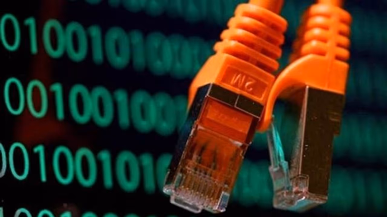 കിഫ്ബിക്ക് കേന്ദ്ര സർക്കാർ സ്ഥാപനത്തിൽ നിന്ന് 1,061 കോടി വായ്പ: കെ ഫോൺ പദ്ധതിയുമായി സർക്കാർ മുന്നോട്ട്