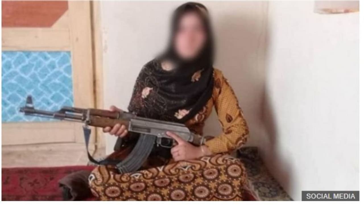 താലിബാൻ ഭീകരരെ വെടിവച്ചിട്ട് കുടുംബത്തെ കാത്ത് 14 കാരി; സോഷ്യല് മീഡിയയില് താരം താലിബാൻ ഭീകരരെ വെടിവച്ചിട്ട് കുടുംബത്തെ കാത്ത് 14 കാരി; സോഷ്യല് മീഡിയയില് താരം