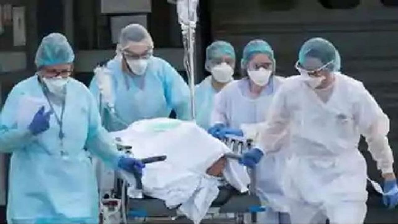 তিন তিনটি হাসপাতালে জায়গা হল না স্বয়ং করোনা যোদ্ধার, বিনা চিকিৎসায় মৃত্যু এবার ডাক্তারের তিন তিনটি হাসপাতালে জায়গা হল না স্বয়ং করোনা যোদ্ধার, বিনা চিকিৎসায় মৃত্যু এবার ডাক্তারের