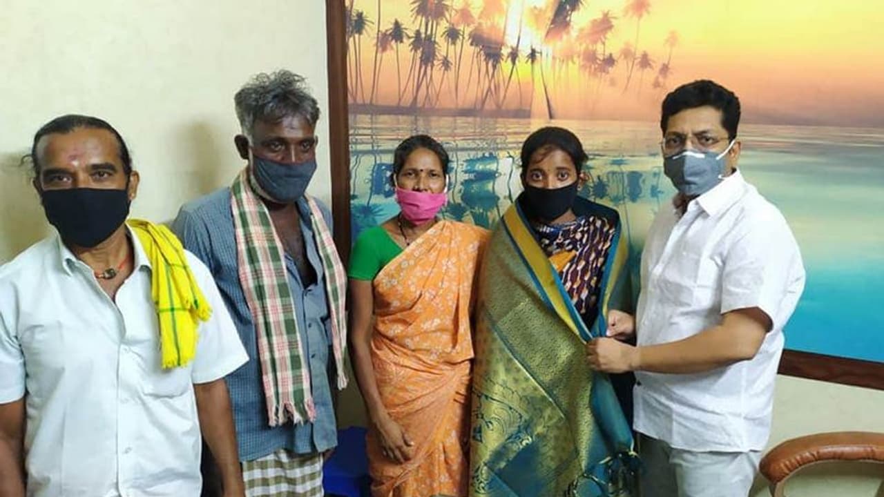 +2 தேர்வில் சாதித்துக்காட்டிய குடுகுடுப்பை சமூக மாணவி தேவயானி.! கல்லூரி படிப்புக்கு கை கொடுத்த மதுரை எம்எல்ஏ.! +2 தேர்வில் சாதித்துக்காட்டிய குடுகுடுப்பை சமூக மாணவி தேவயானி.! கல்லூரி படிப்புக்கு கை கொடுத்த மதுரை எம்எல்ஏ.!