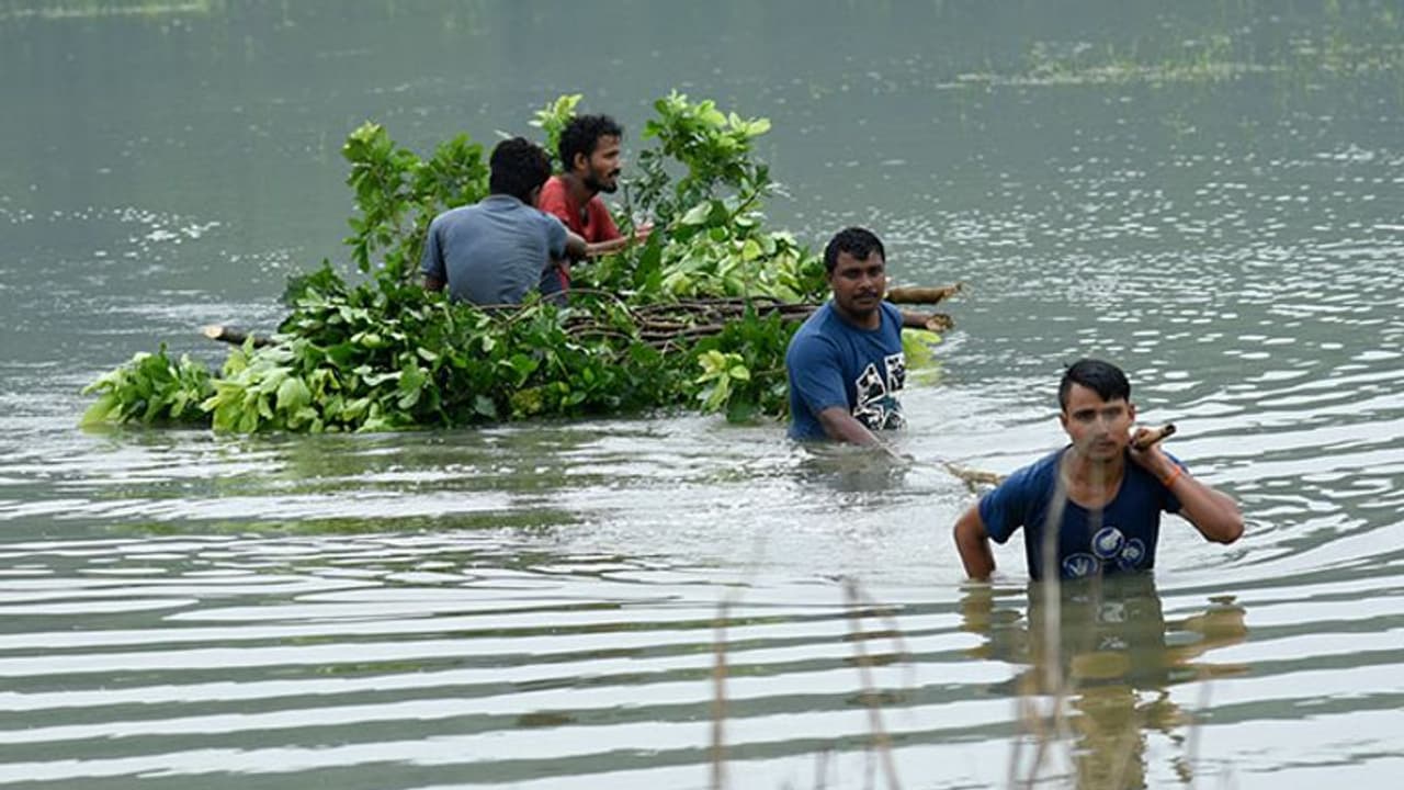 അസമിന് കേന്ദ്രത്തിന്റെ അടിയന്തര ധനസഹായമായി 346 കോടി; പ്രളയക്കെടുതിയിൽ മരണം 89 ആയി അസമിന് കേന്ദ്രത്തിന്റെ അടിയന്തര ധനസഹായമായി 346 കോടി; പ്രളയക്കെടുതിയിൽ മരണം 89 ആയി
