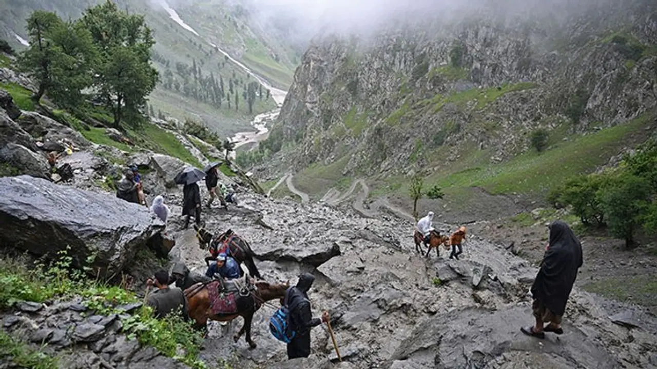 ಅಮರನಾಥ ಯಾತ್ರೆಗೆ ಕೇಂದ್ರದಿಂದ ಹೆಲಿಕಾಪ್ಟರ್ ಸೇವೆ, ಬುಕಿಂಗ್ ಪೋರ್ಟಲ್ ಚಾಲನೆ!